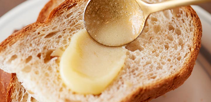 ギーオイルを食パンにぬるイメージ